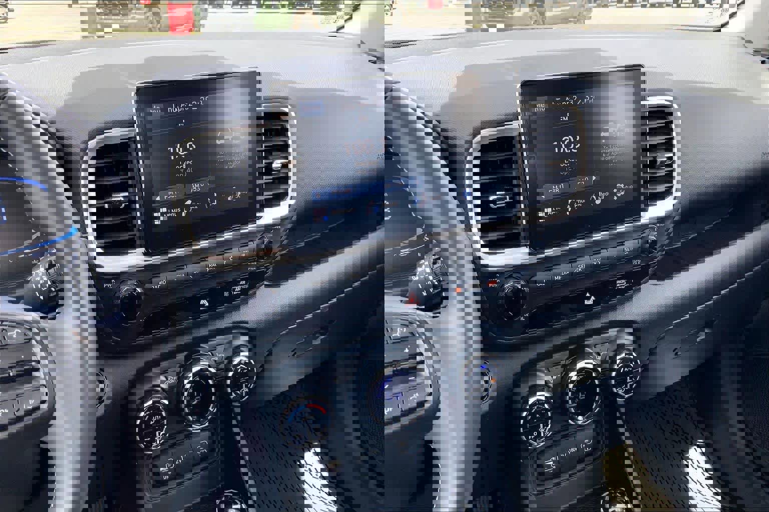 Used 2025 Hyundai Venue SEL FWD image 7