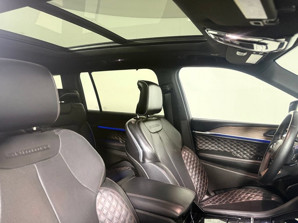 Used 2022 Jeep Grand Cherokee L Summit w/ Luxury Tech Group V AWD/4WD image 28