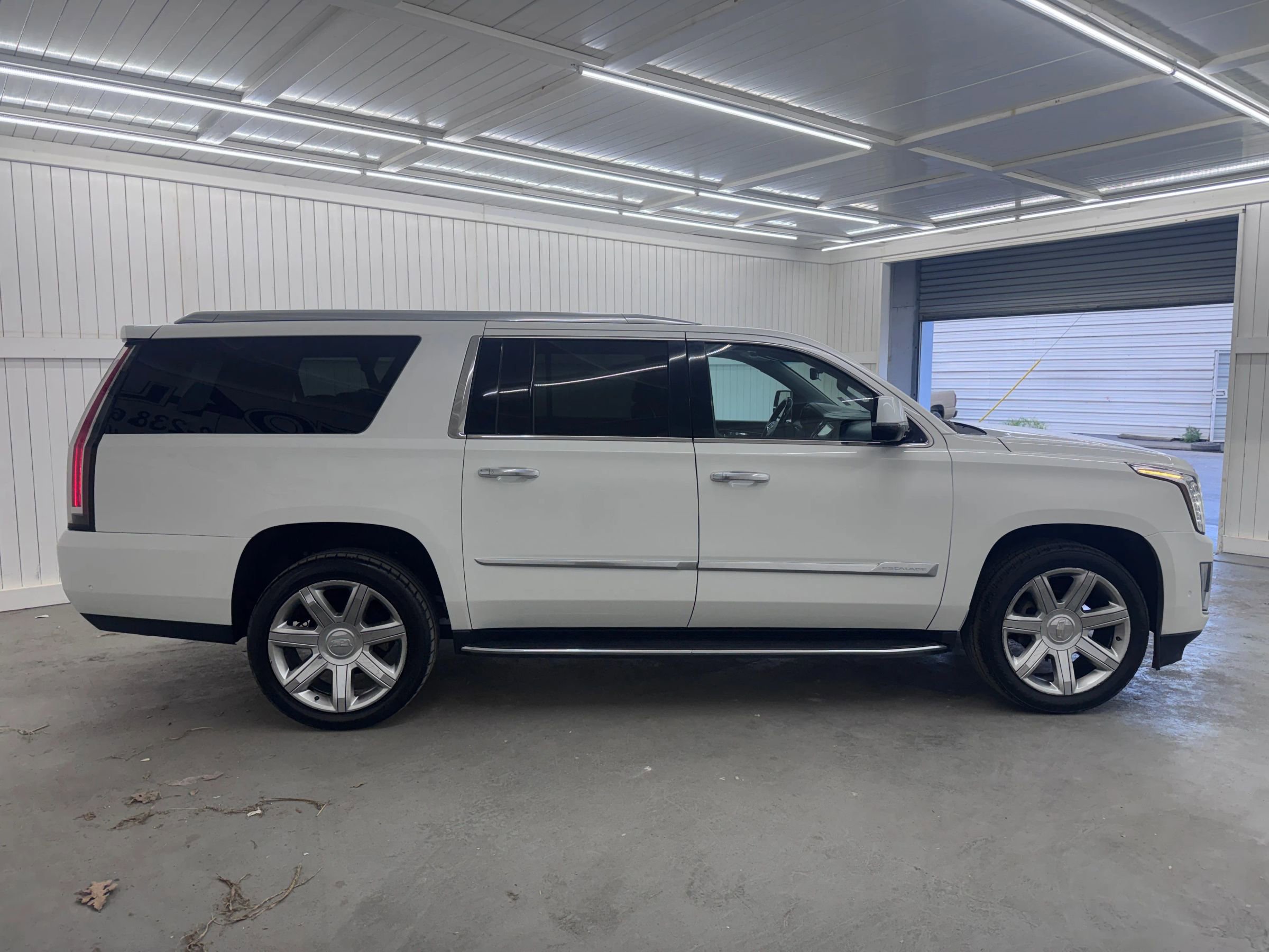 Used 2018 Cadillac Escalade ESV Luxury image 4
