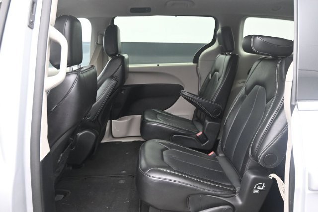 Used 2024 Chrysler Pacifica Touring-L FWD image 11