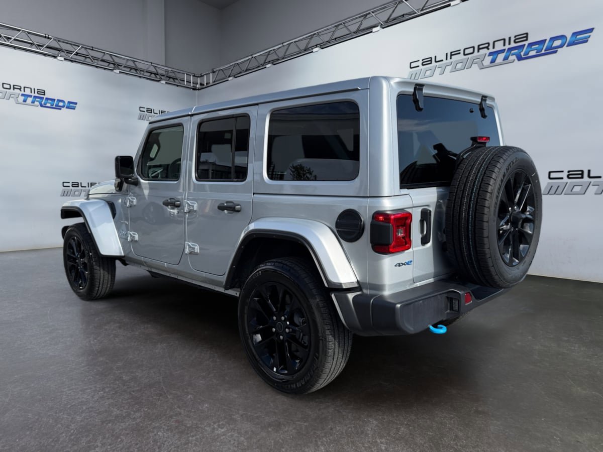 Used 2024 Jeep Wrangler Unlimited Sahara AWD/4WD image 7