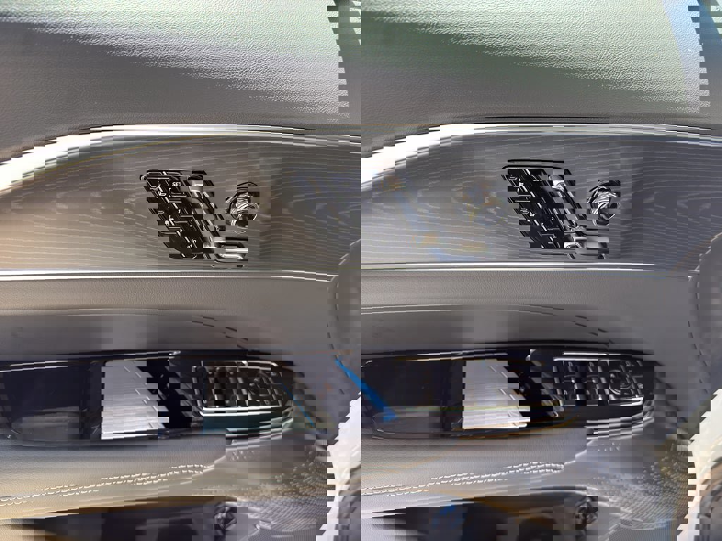 New 2026 Cadillac Lyriq Luxury image 10