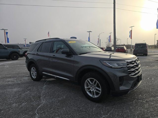 Used 2025 Ford Explorer Active image 3