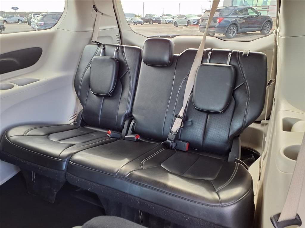 Used 2023 Chrysler Pacifica Touring-L FWD image 12