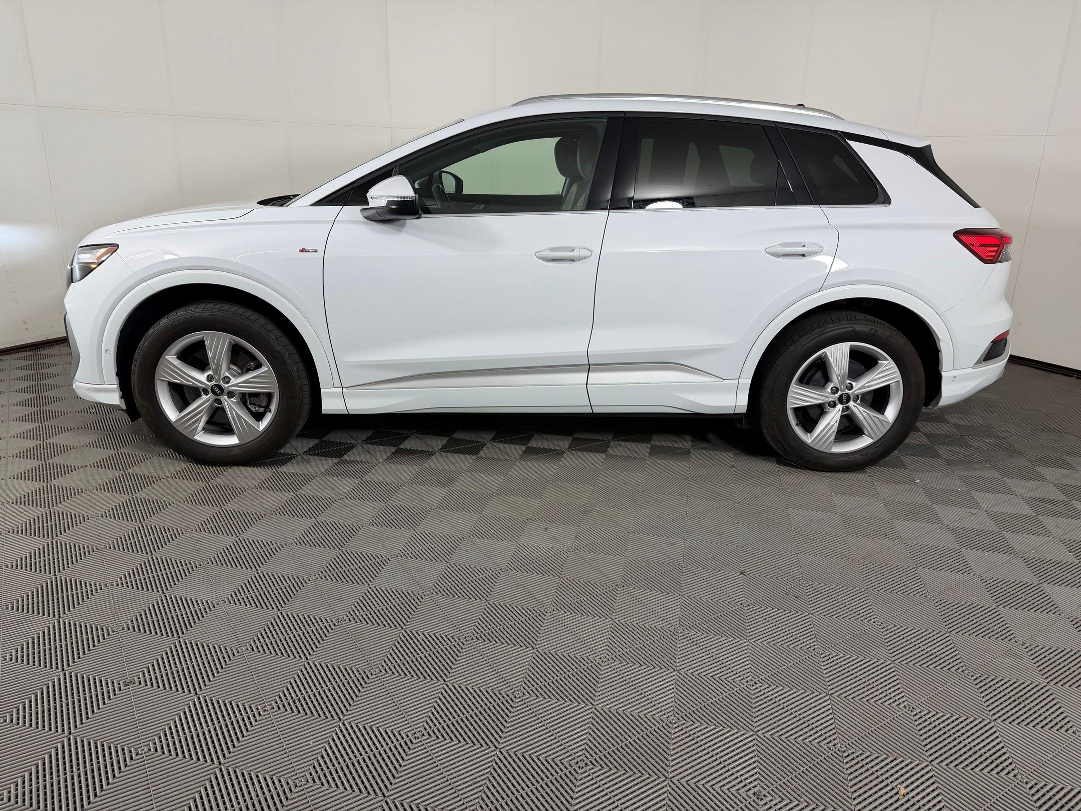 Certified 2024 Audi Q4 e-tron Premium Plus w/ Premium Plus AWD/4WD image 2
