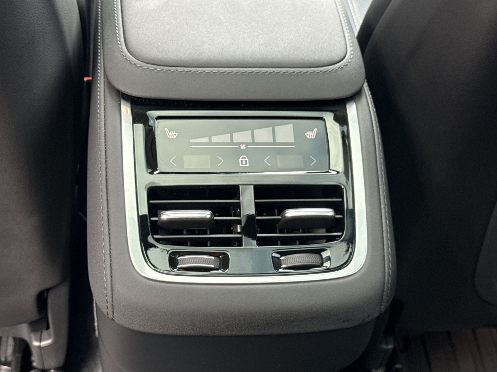 New 2026 Volvo XC90 B6 Ultra w/ Protection Package AWD/4WD image 23