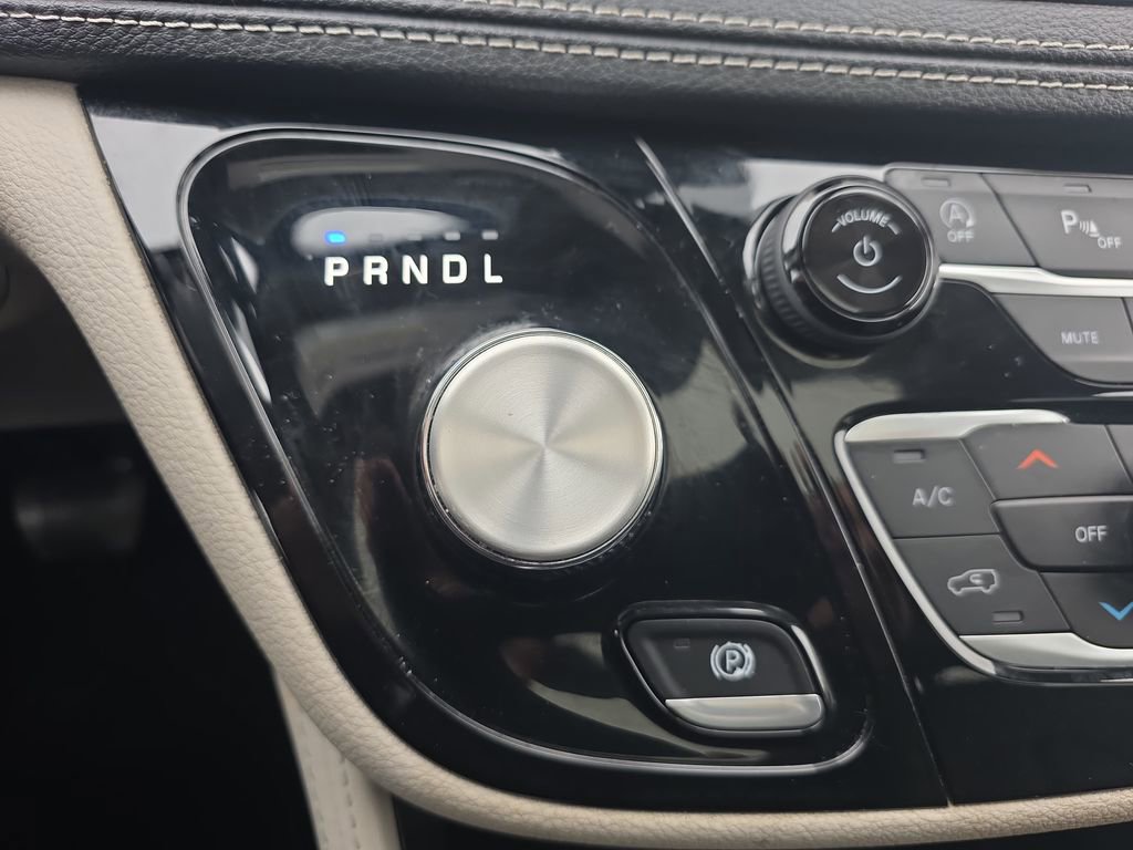 Used 2023 Chrysler Pacifica Limited FWD image 21