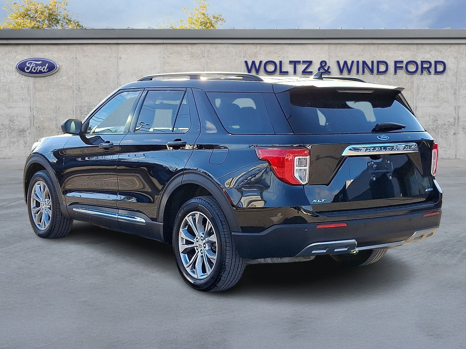 Used 2022 Ford Explorer XLT w/ Equipment Group 202A image 4