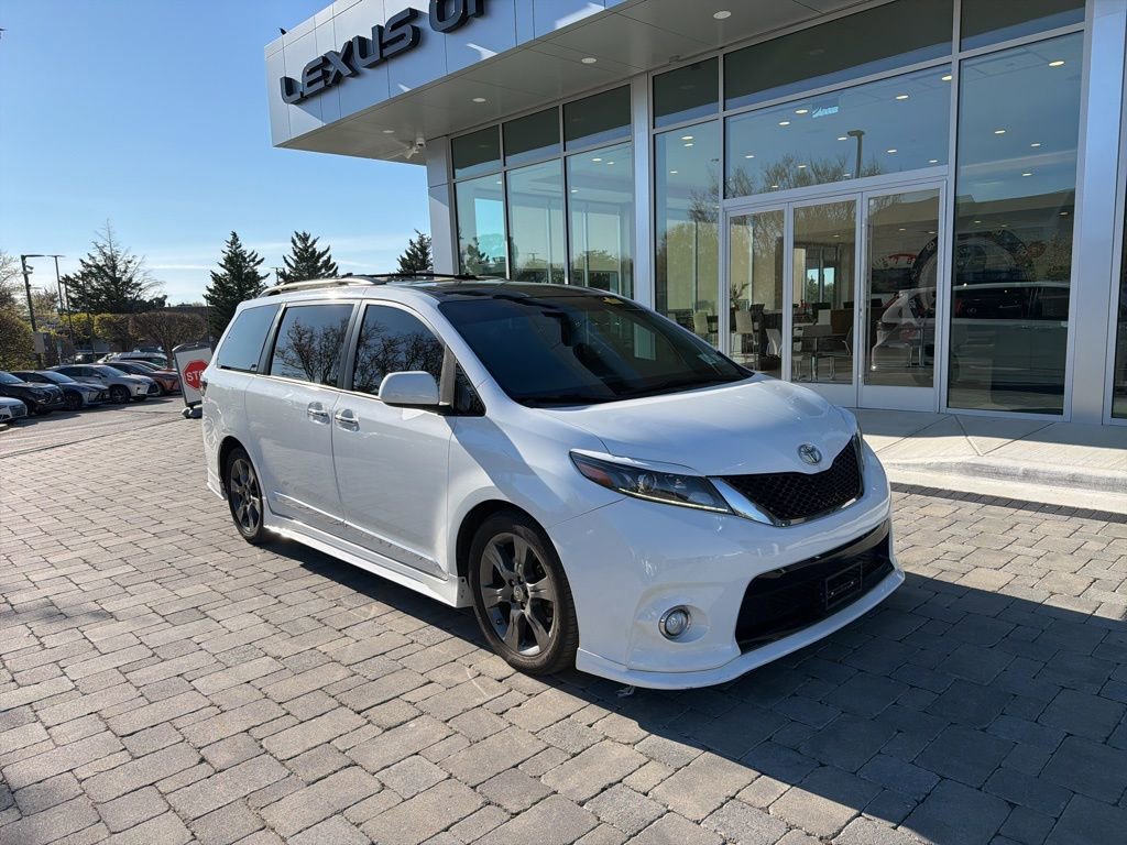 Used 2016 Toyota Sienna SE Premium w/ Protection Package image 3