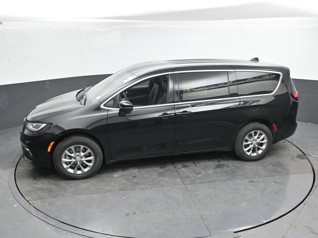 New 2026 Chrysler Pacifica Select AWD/4WD image 36