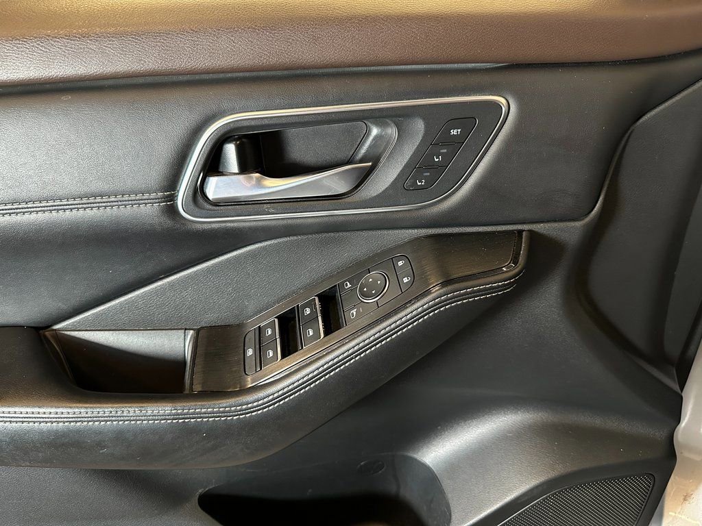 Used 2021 Nissan Rogue Platinum image 16