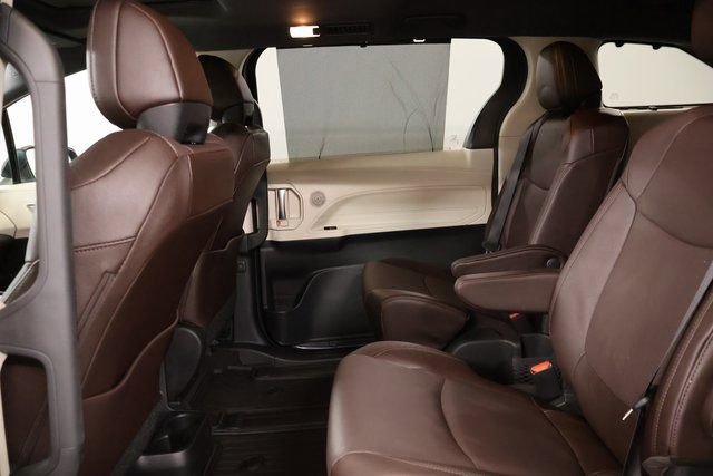 Used 2024 Toyota Sienna Platinum image 27