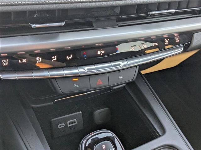 Used 2025 Cadillac XT4 Premium Luxury FWD image 16