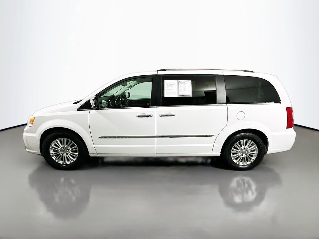 Used 2014 Chrysler Town & Country Limited image 4