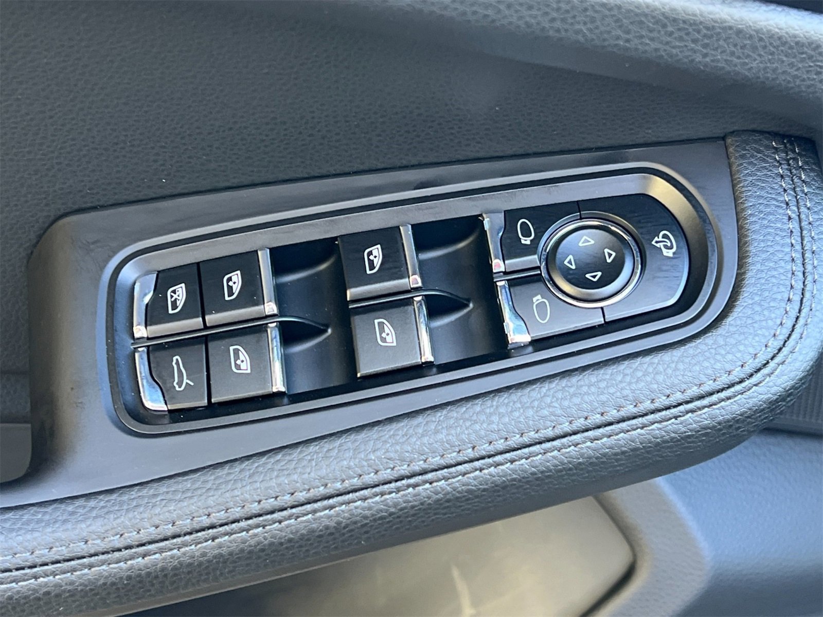 Used 2025 Porsche Macan image 13