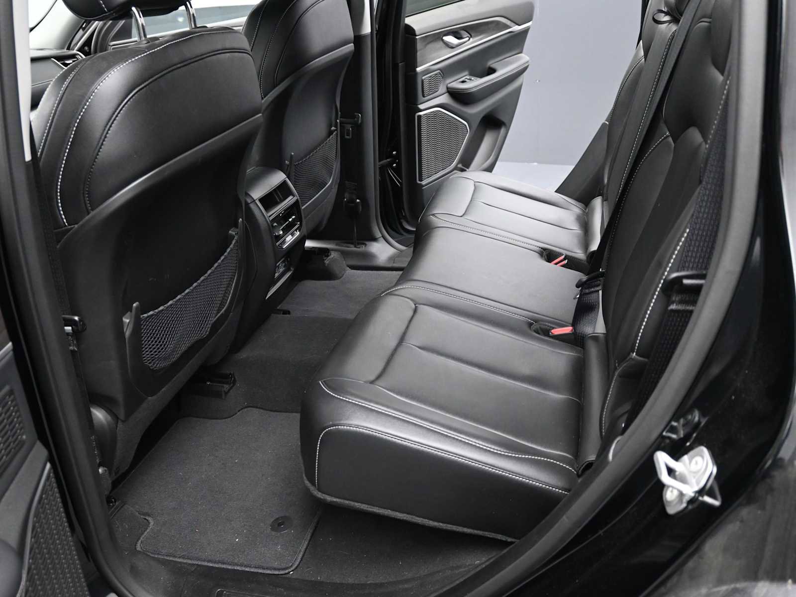 Used 2023 Jeep Grand Cherokee Limited w/ Black Appearance Package image 12