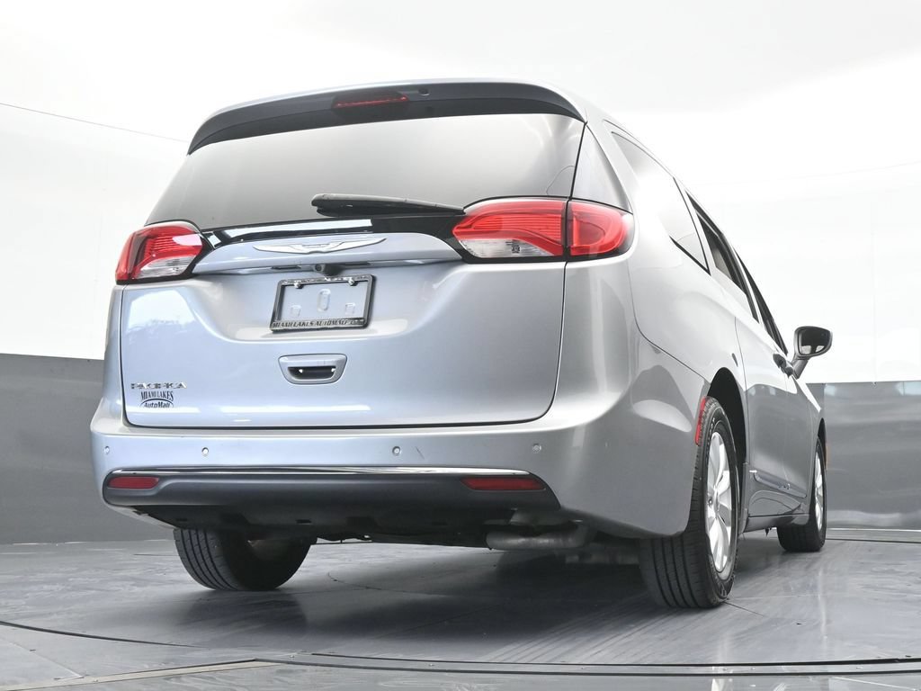 Used 2017 Chrysler Pacifica Touring-L FWD image 59
