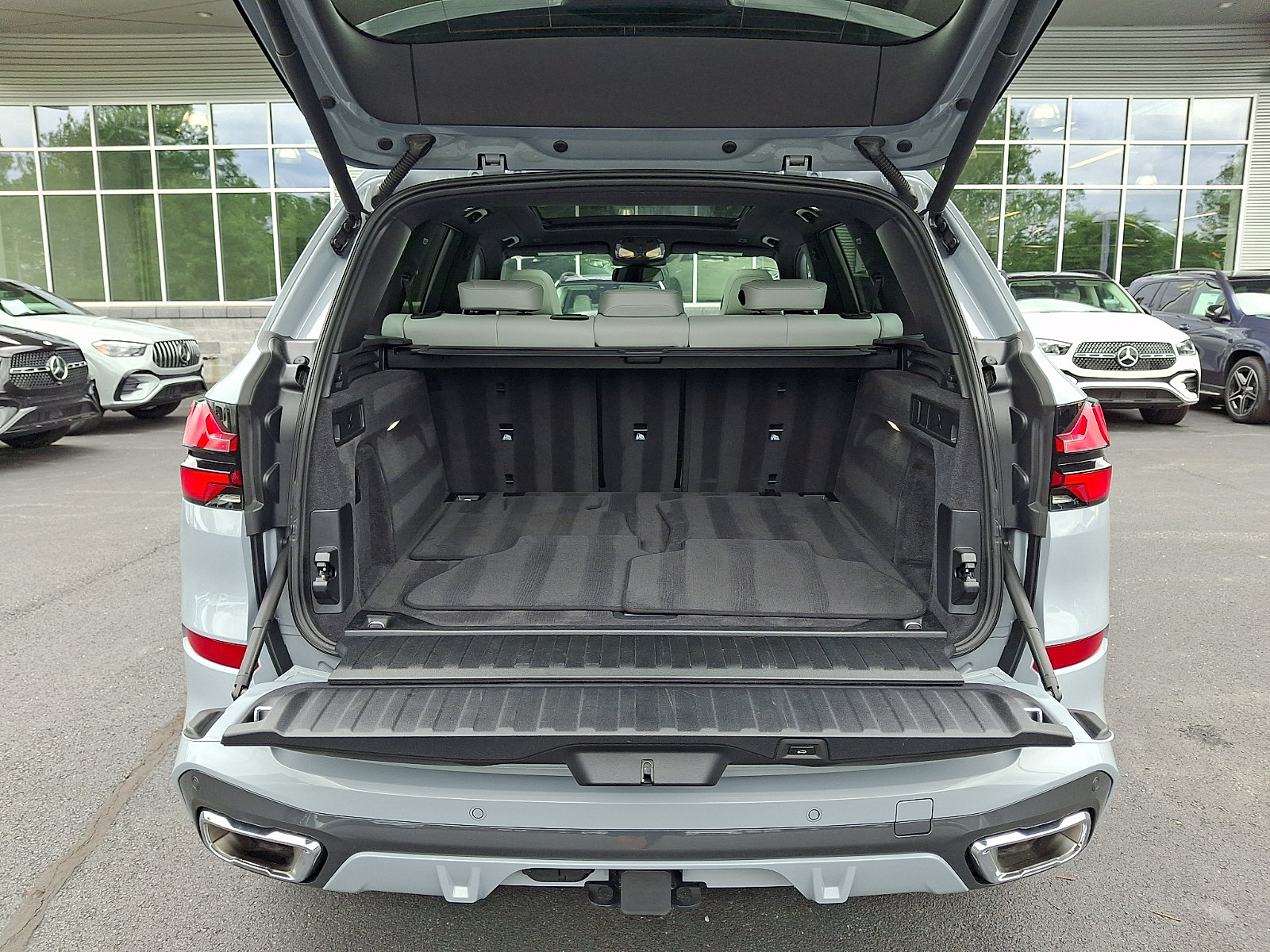 Used 2024 BMW X5 xDrive40i w/ M Sport Package AWD/4WD image 11
