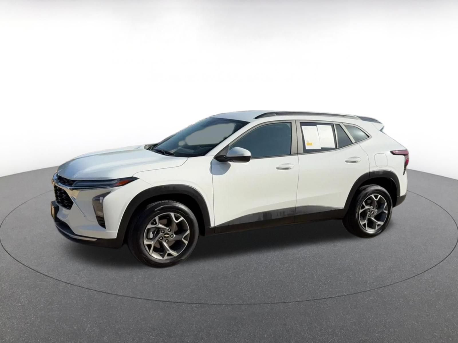 Used 2025 Chevrolet Trax LT FWD image 8