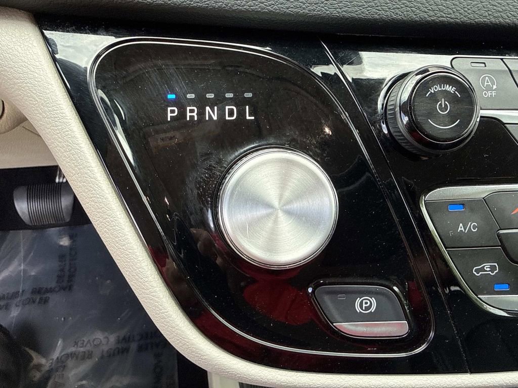 Used 2023 Chrysler Pacifica Touring-L FWD image 32