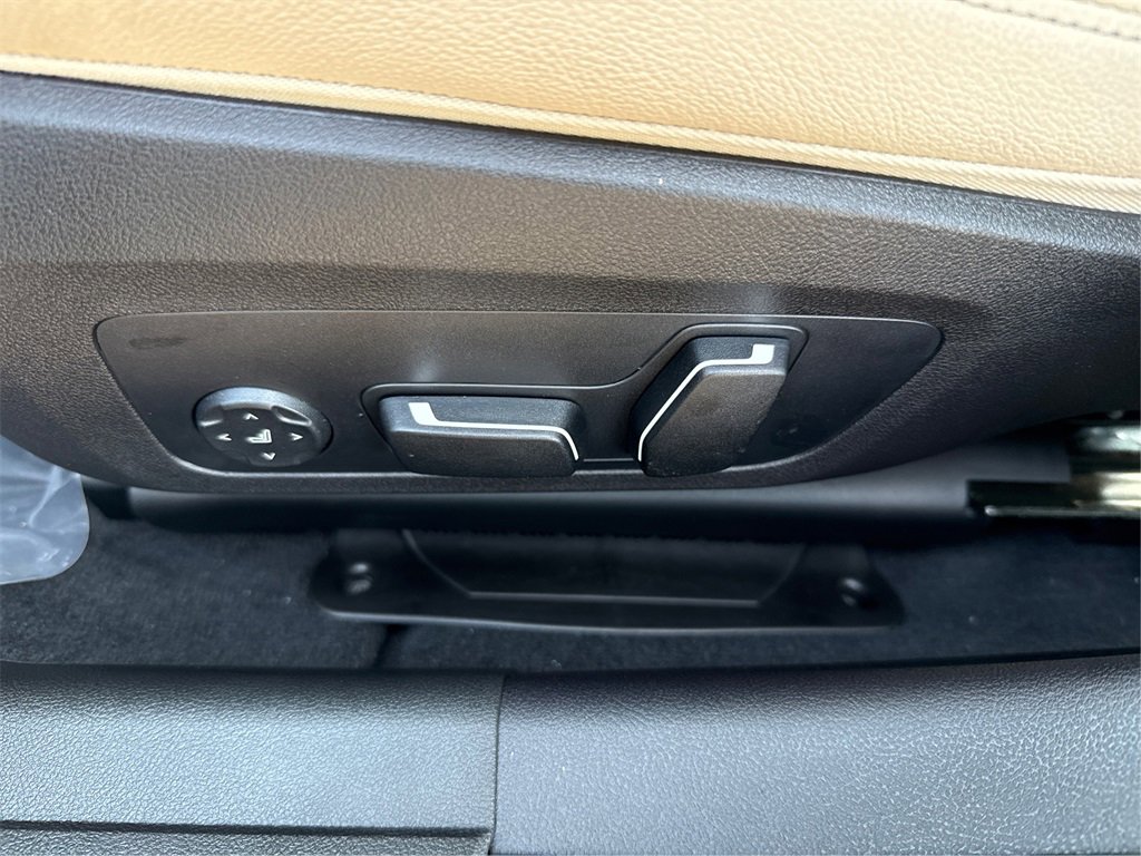 New 2025 BMW 330i Sedan w/ Premium Package image 25