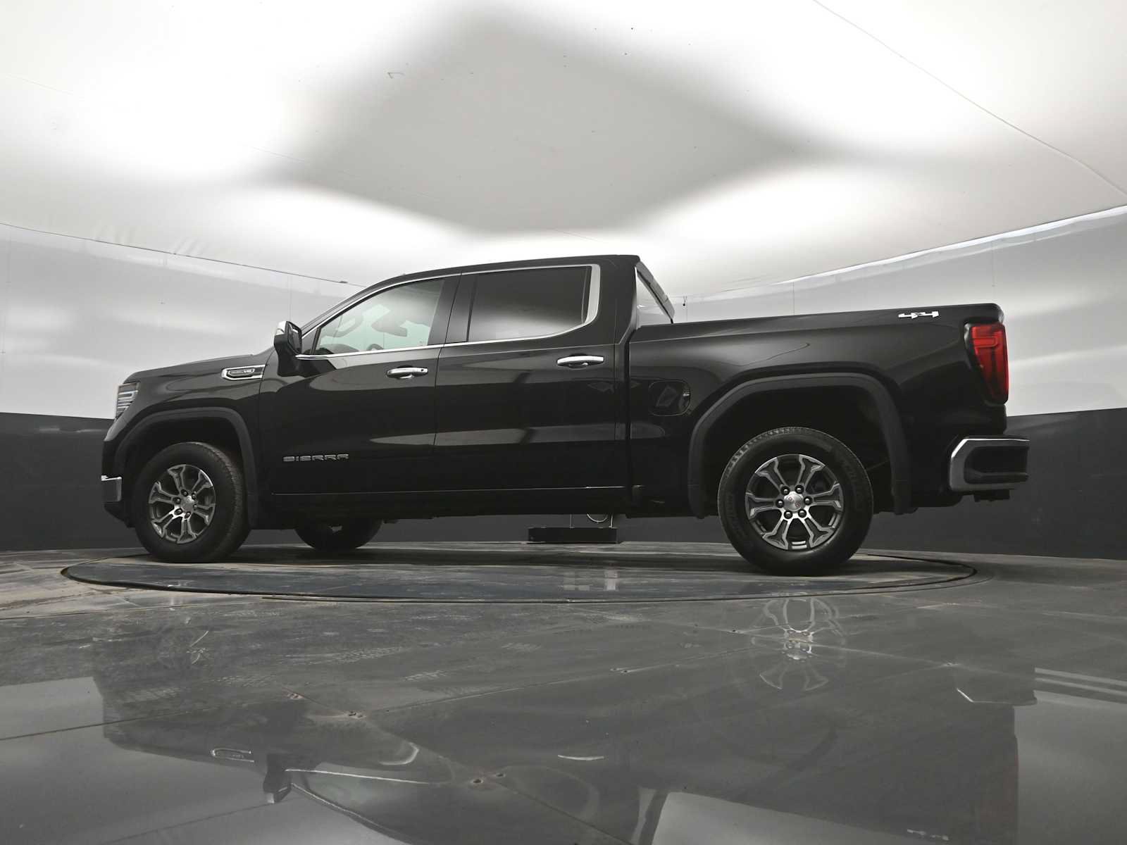 Used 2025 GMC Sierra 1500 SLT AWD/4WD image 36