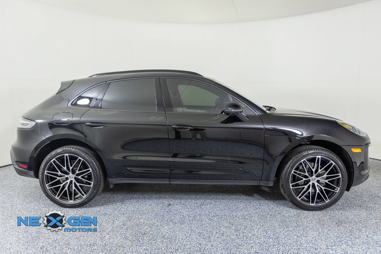 Used 2024 Porsche Macan AWD/4WD image 8