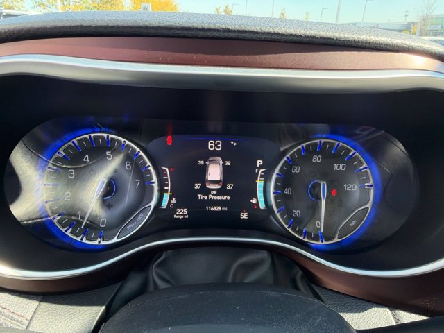 Used 2017 Chrysler Pacifica Limited w/ Tire & Wheel Group FWD image 11