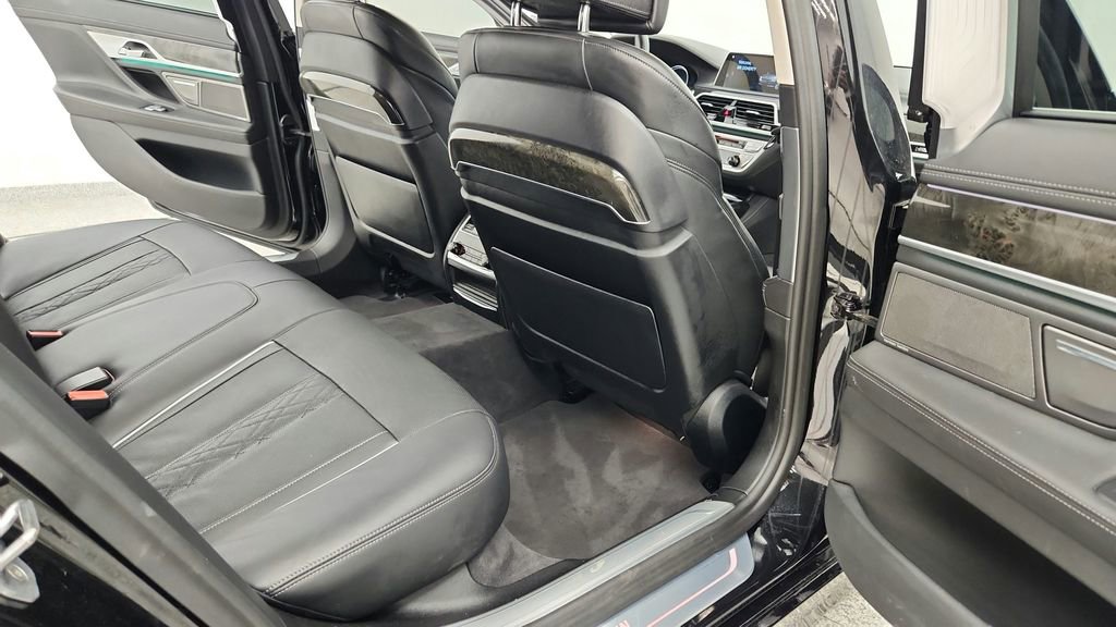 Used 2018 BMW 750i xDrive image 38