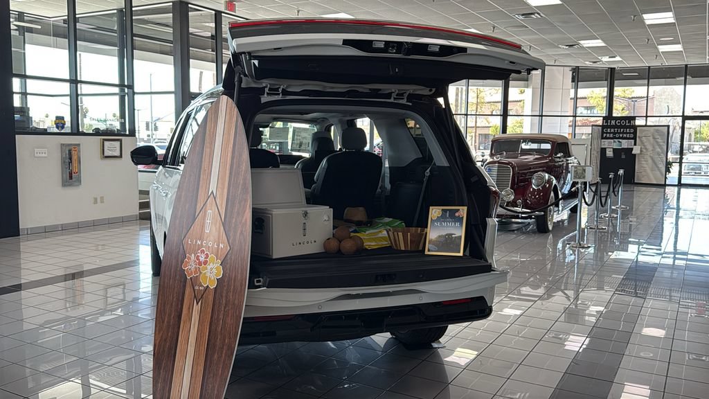 New 2026 Lincoln Navigator Black Label w/ Black Label Special Edition AWD/4WD image 15