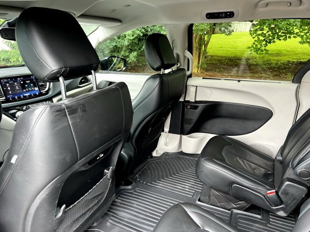 Used 2021 Chrysler Pacifica Touring-L image 18