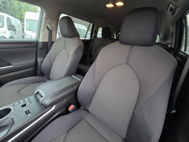 Used 2024 Toyota Highlander LE image 16