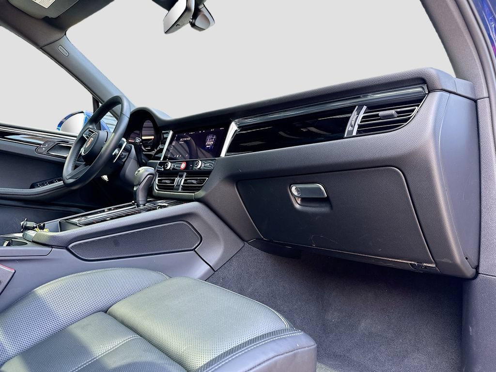 Certified 2026 Porsche Macan AWD/4WD image 31