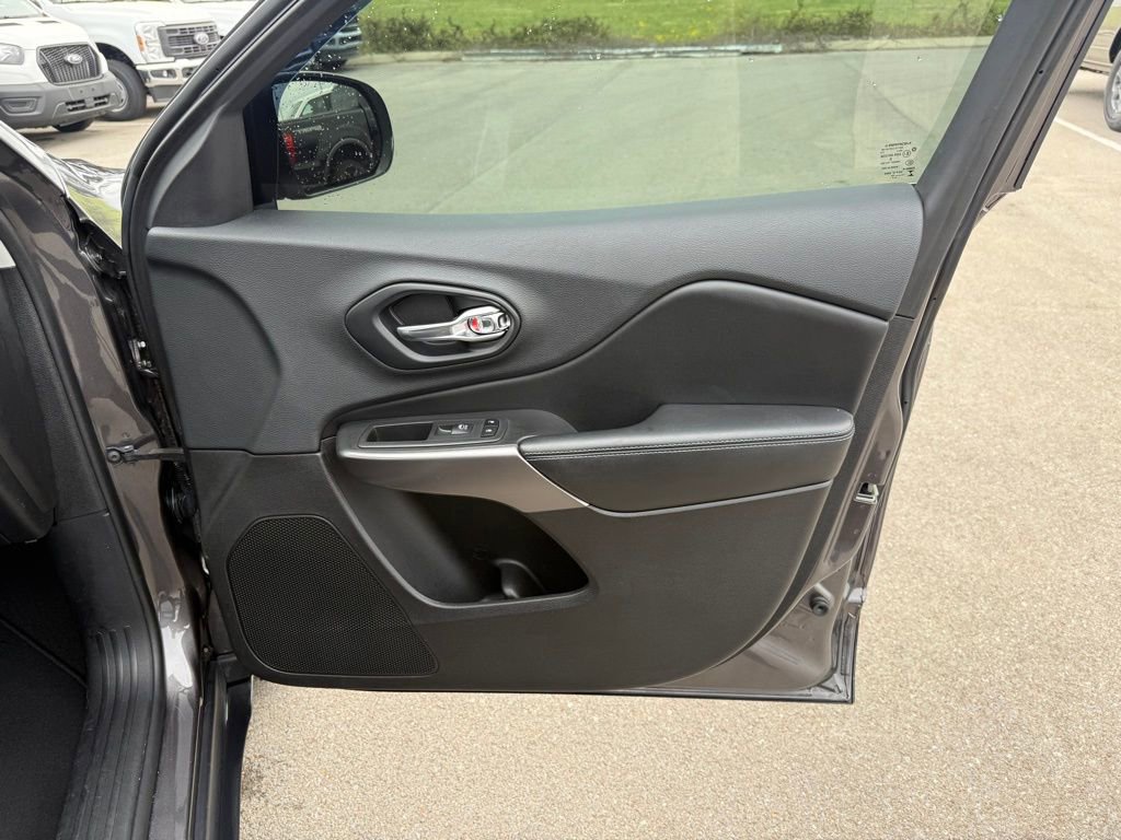 Used 2019 Jeep Cherokee Latitude Plus w/ Comfort/Convenience Group image 18