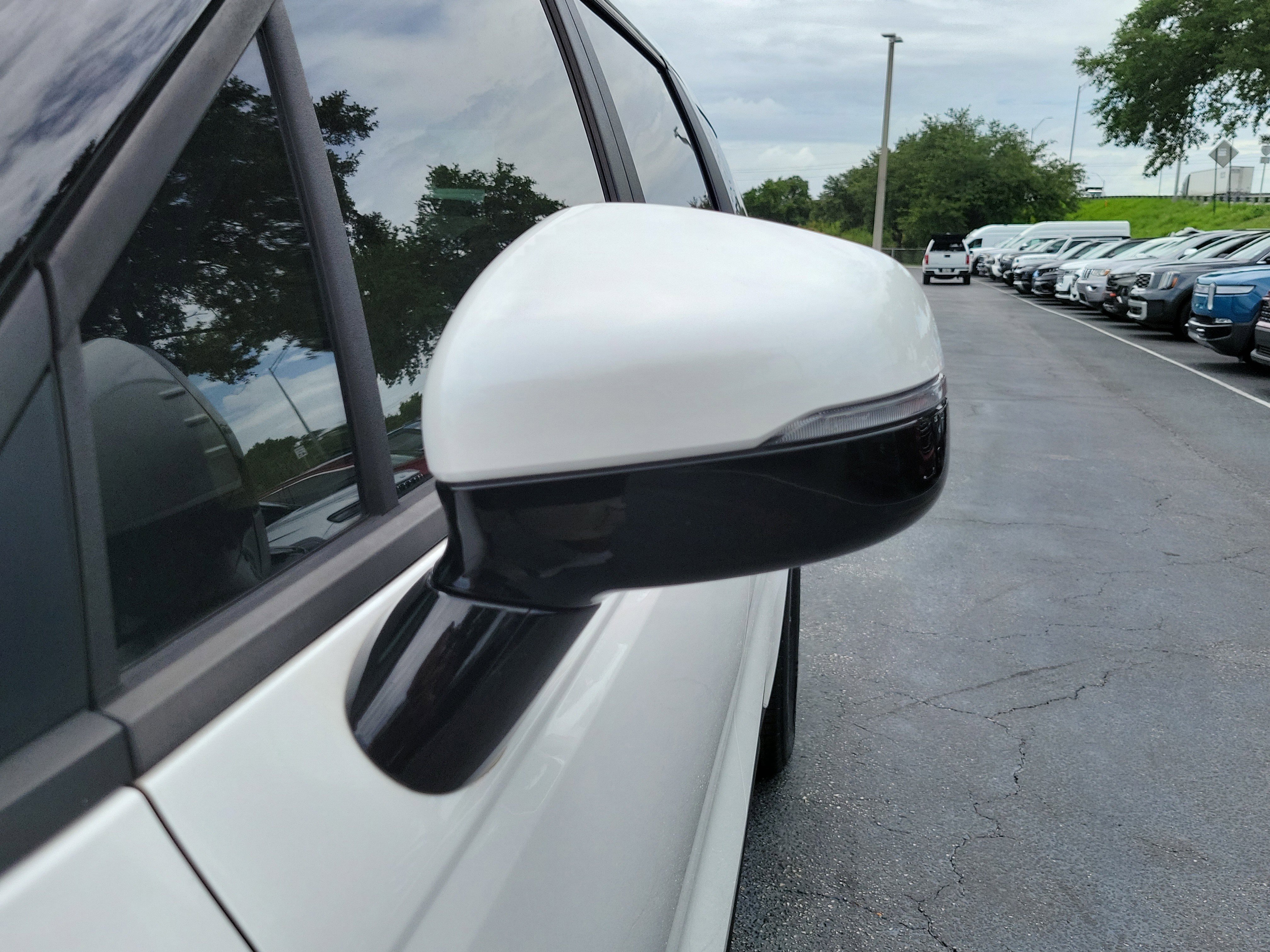 Used 2022 Kia Carnival LX FWD image 4