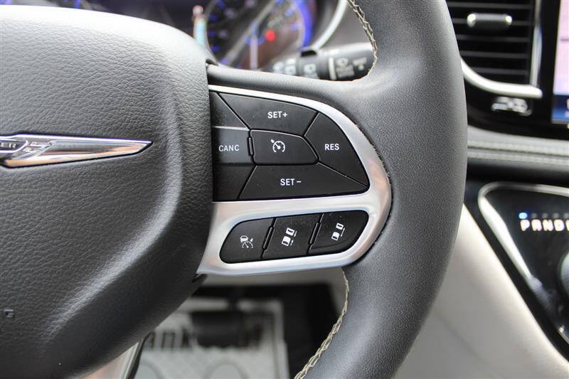 Used 2022 Chrysler Pacifica Touring-L w/ Uconnect Theater Family Group AWD/4WD image 16