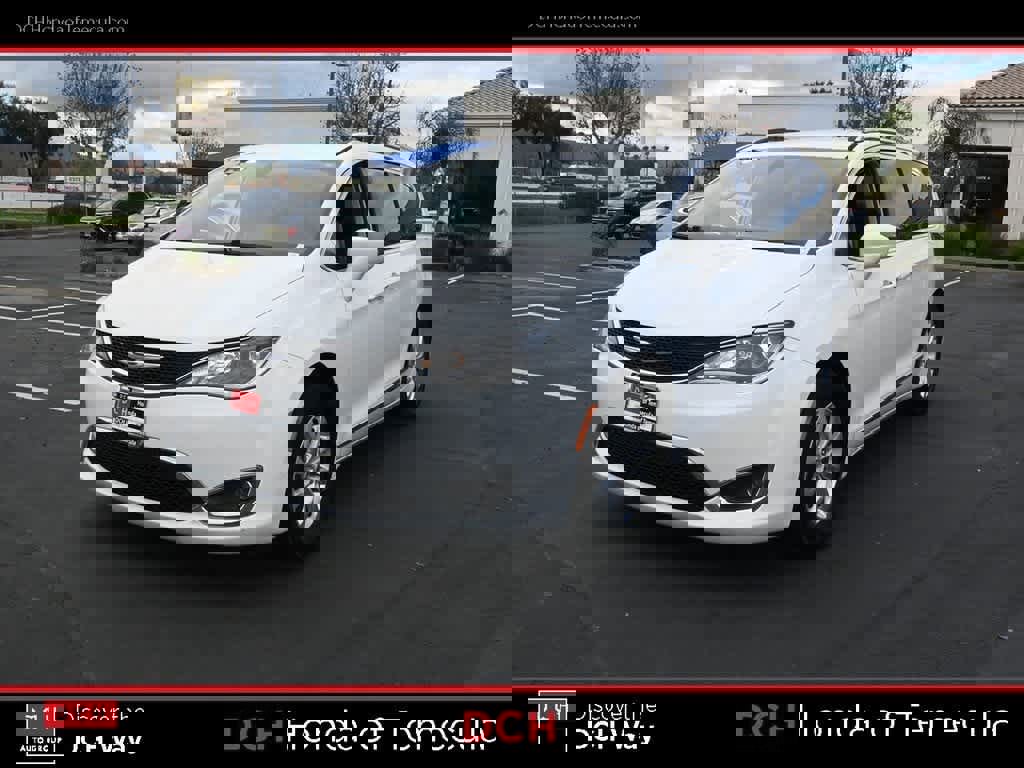 Used 2018 Chrysler Pacifica Touring-L image 1