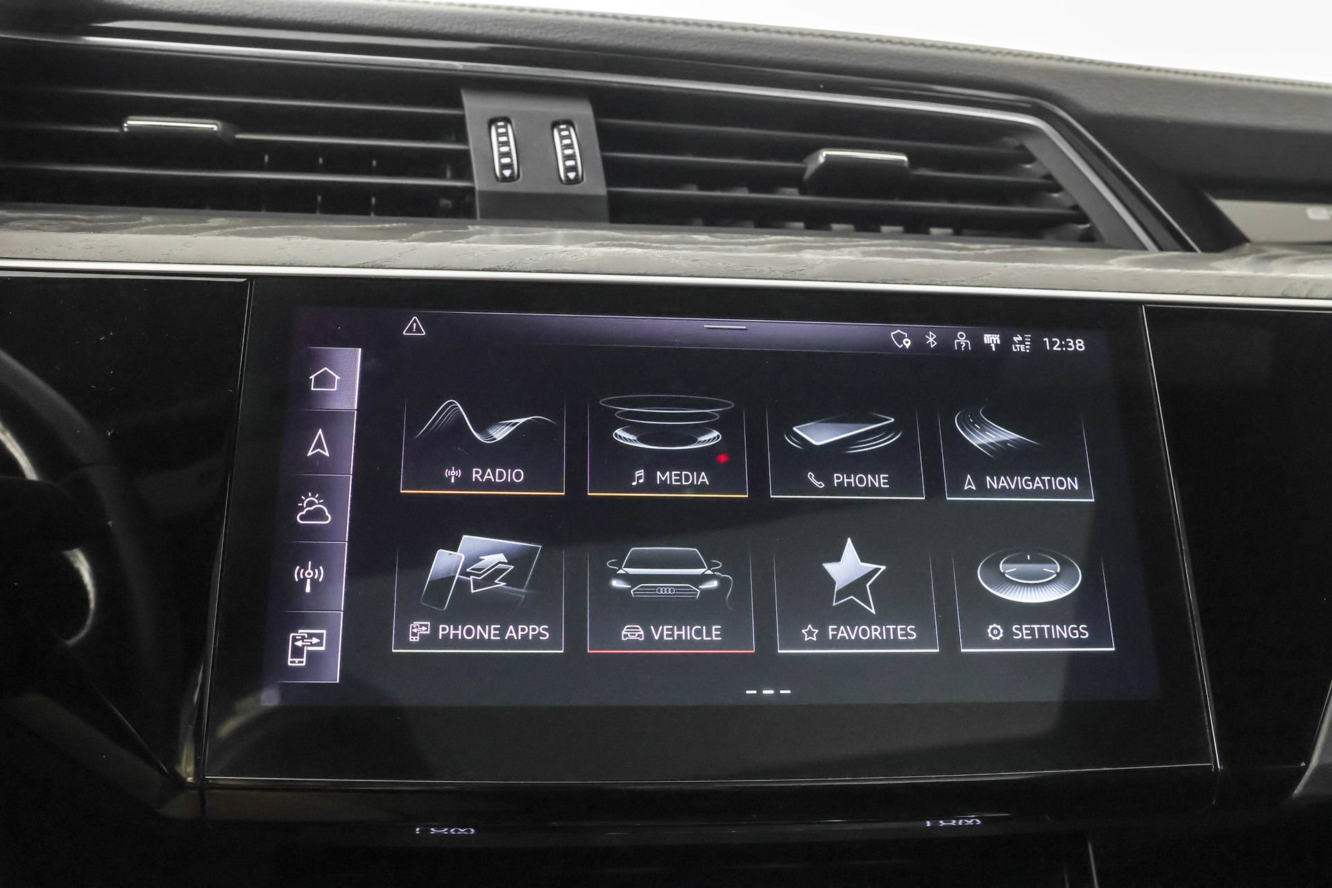 Used 2024 Audi Q8 e-tron Premium Plus w/ Premium Plus Package AWD/4WD image 29