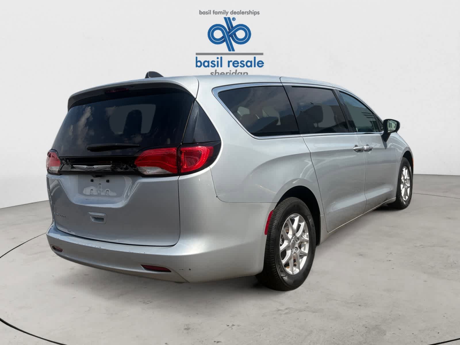 Used 2023 Chrysler Voyager LX image 5