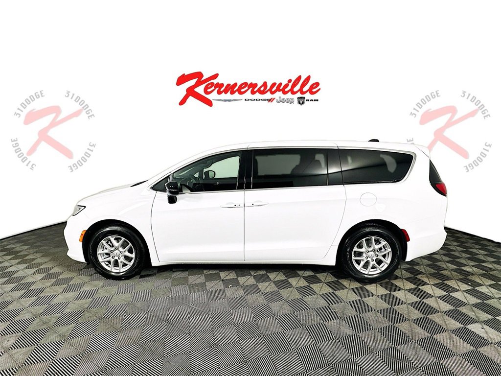 New 2026 Chrysler Pacifica Select image 4