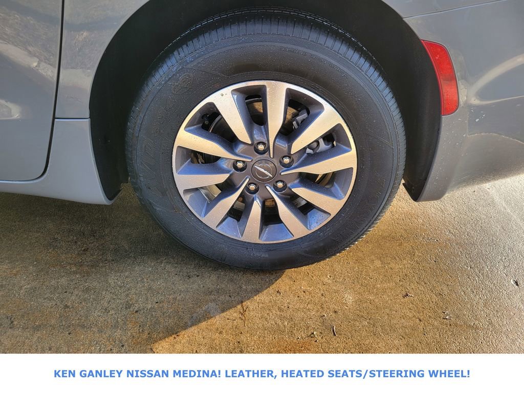 Used 2023 Chrysler Pacifica Touring-L image 20