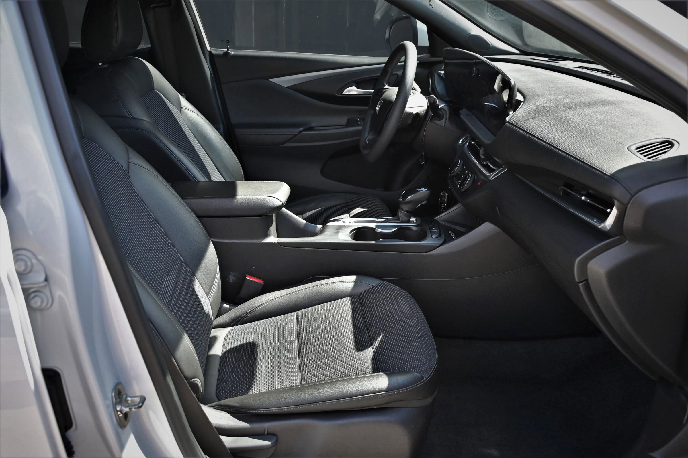 Used 2025 Buick Envista Preferred w/ Convenience II Package image 15