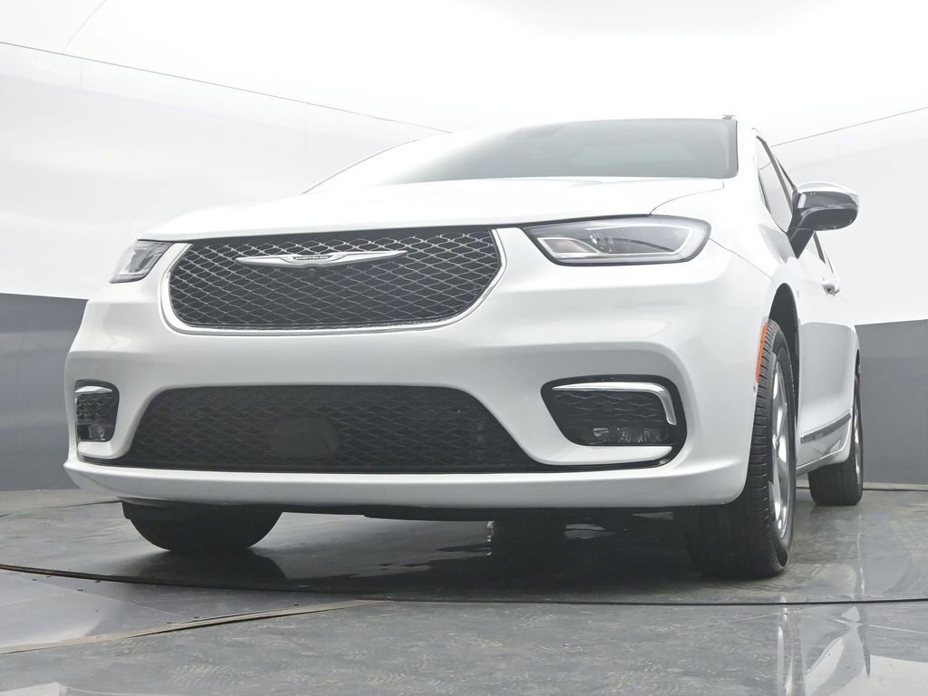Used 2023 Chrysler Pacifica Limited AWD/4WD image 46