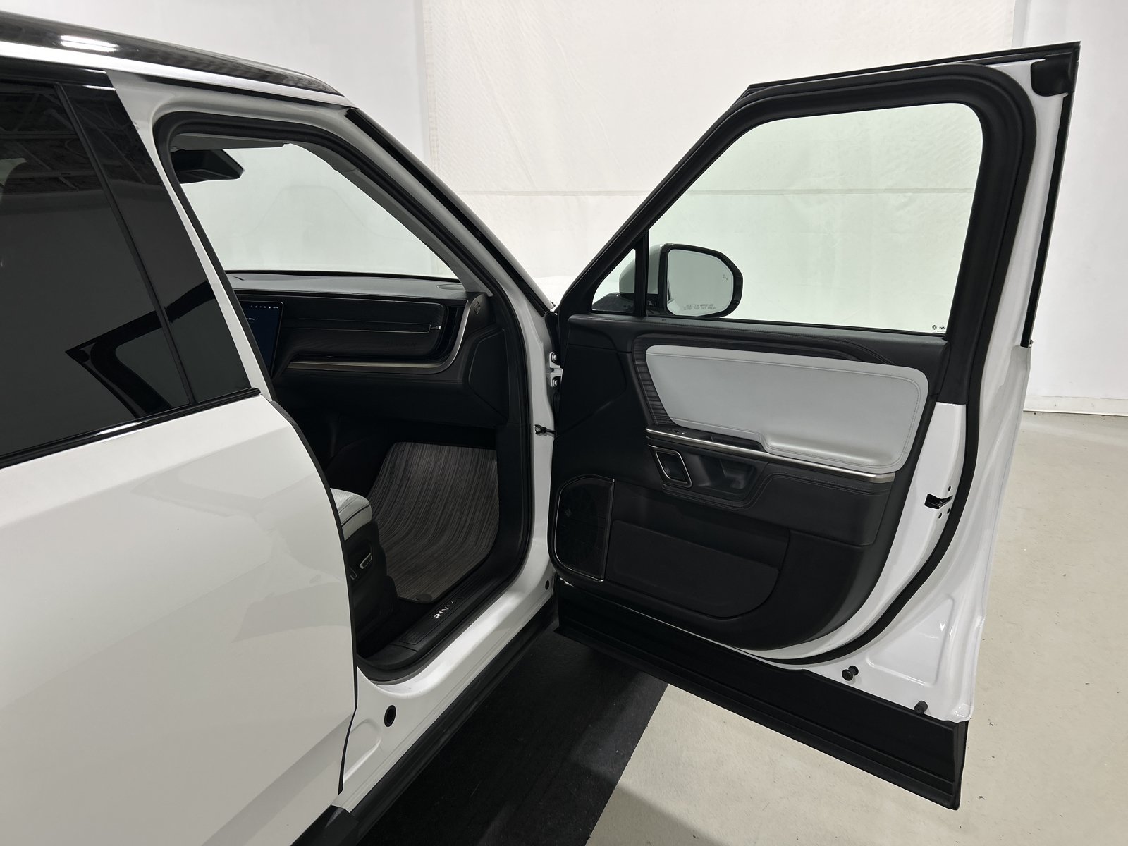 Used 2024 Rivian R1S Adventure AWD/4WD image 18