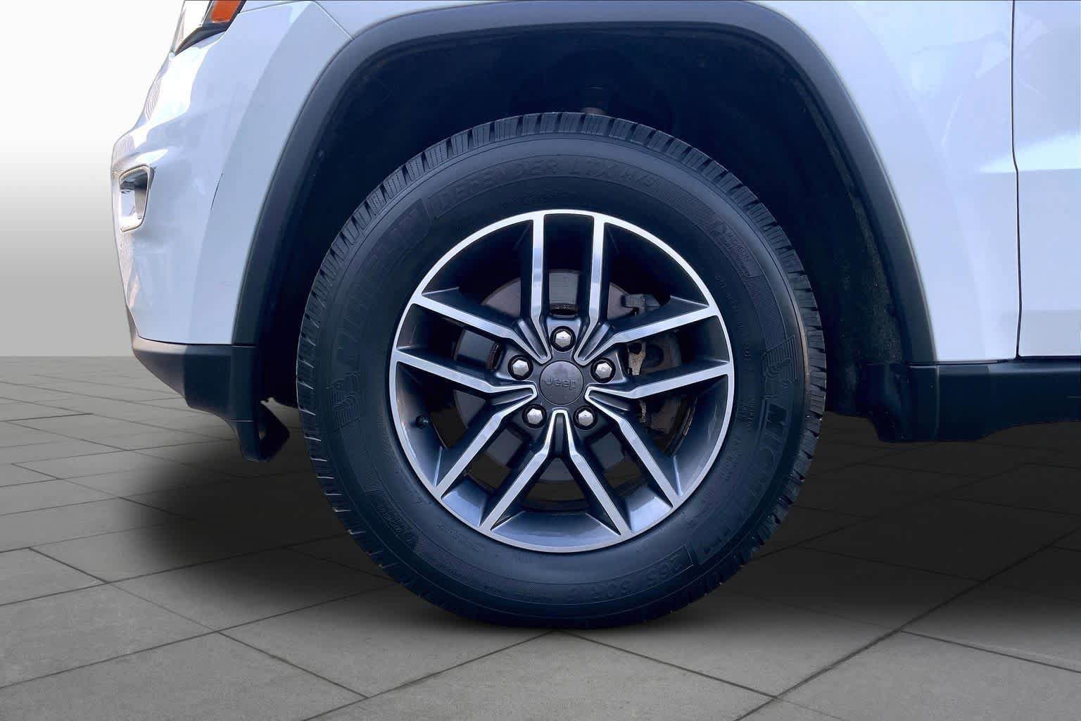 Used 2019 Jeep Grand Cherokee Limited AWD/4WD image 11