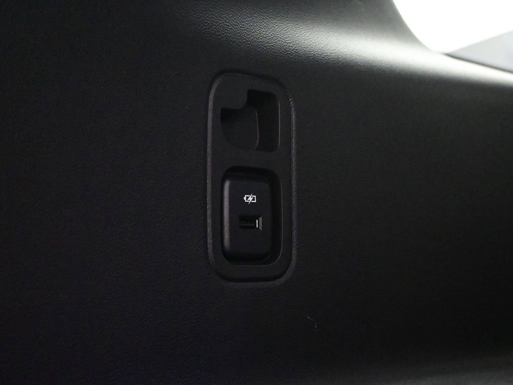 Used 2023 Chevrolet Traverse RS image 34