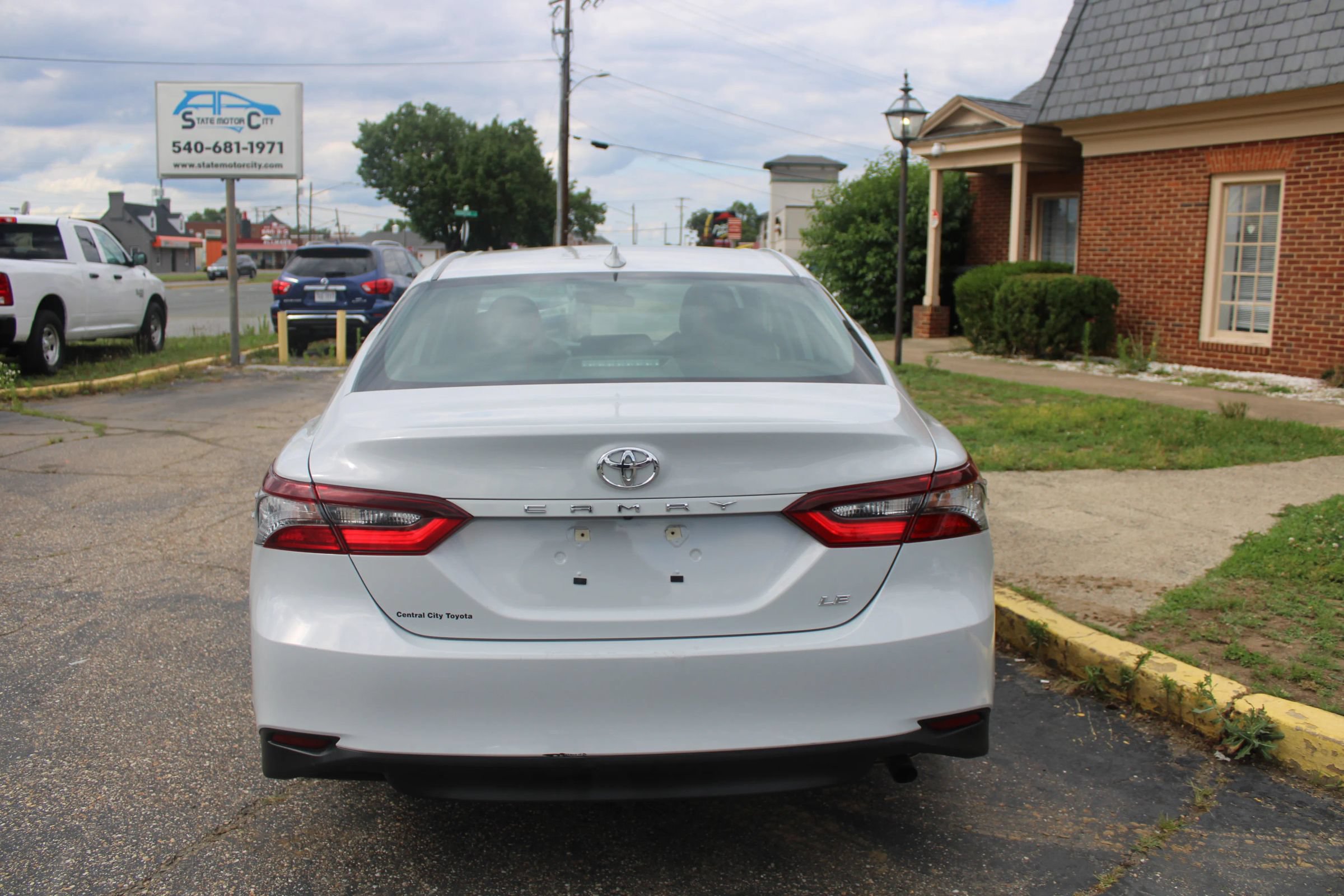 Used 2023 Toyota Camry LE FWD image 4