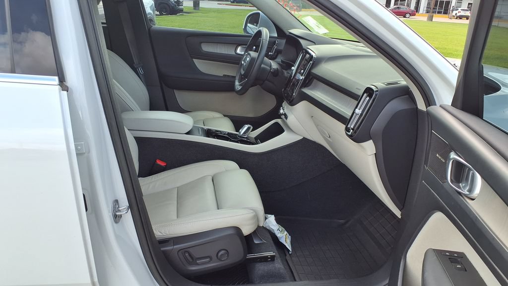 Used 2023 Volvo XC40 B5 Ultimate w/ Protection Package Premier AWD/4WD image 9