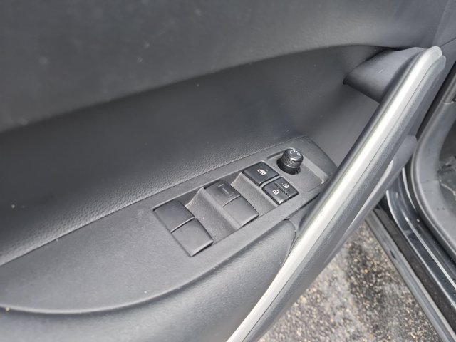 Used 2025 Toyota Corolla Cross LE FWD image 13