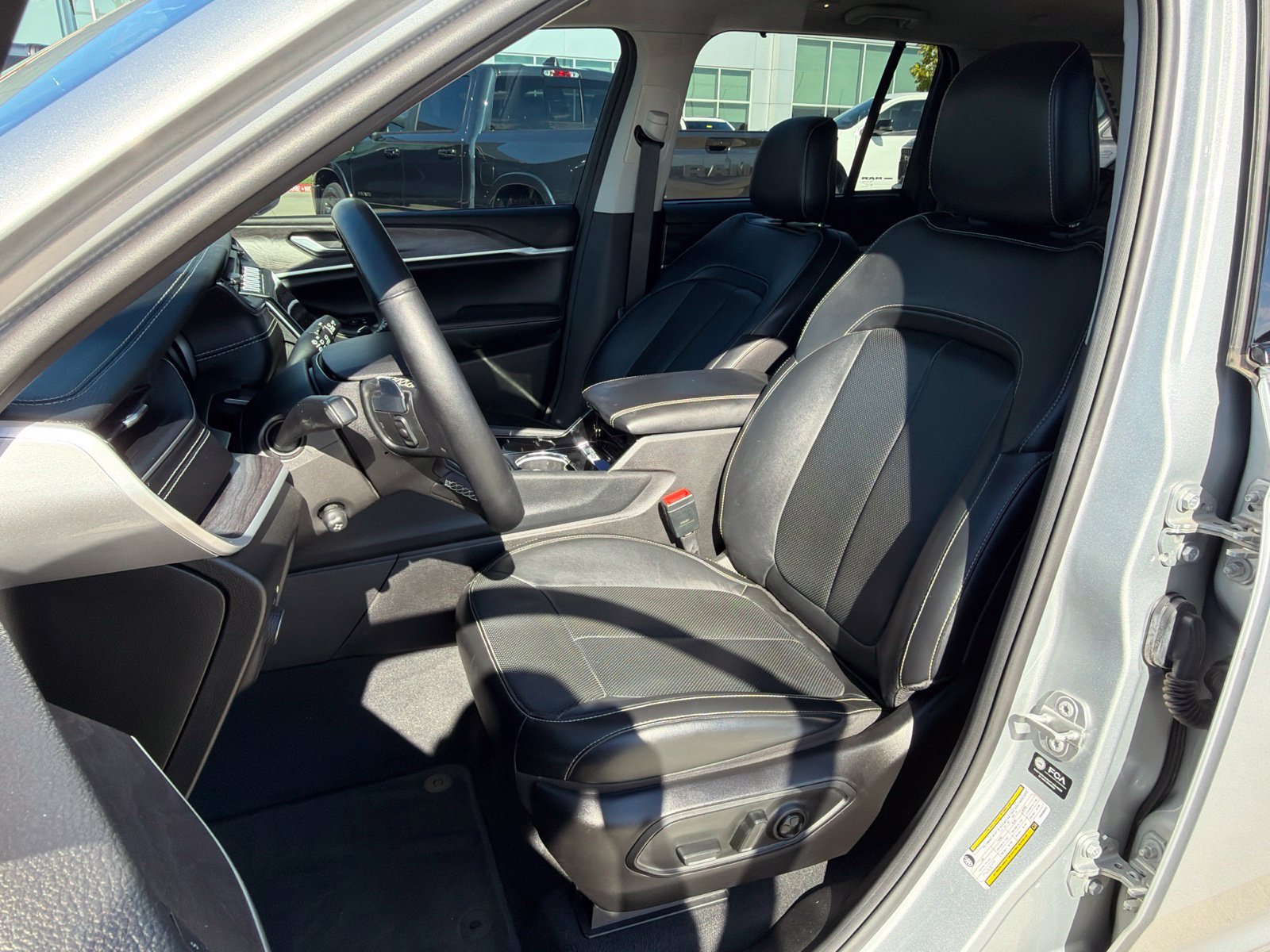 Used 2022 Jeep Grand Cherokee Limited w/ Luxury Tech Group II RWD image 14